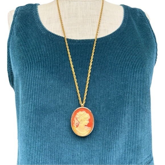 Vintage Carved Resin Cameo Perfume Locket Brooch Pendant - Picture 6 of 9